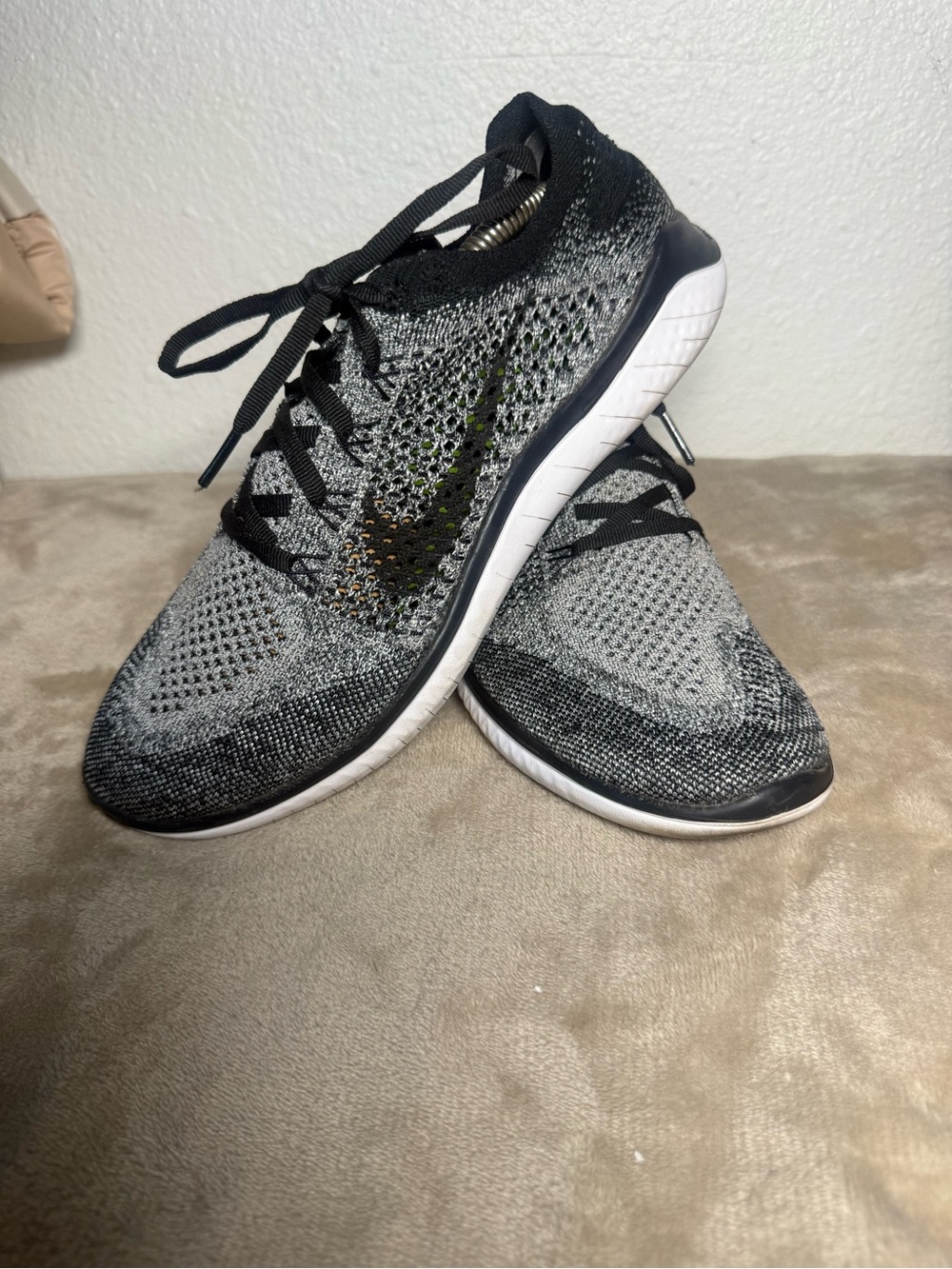 Nike Men's Black and Grey Knit Running Sneakers